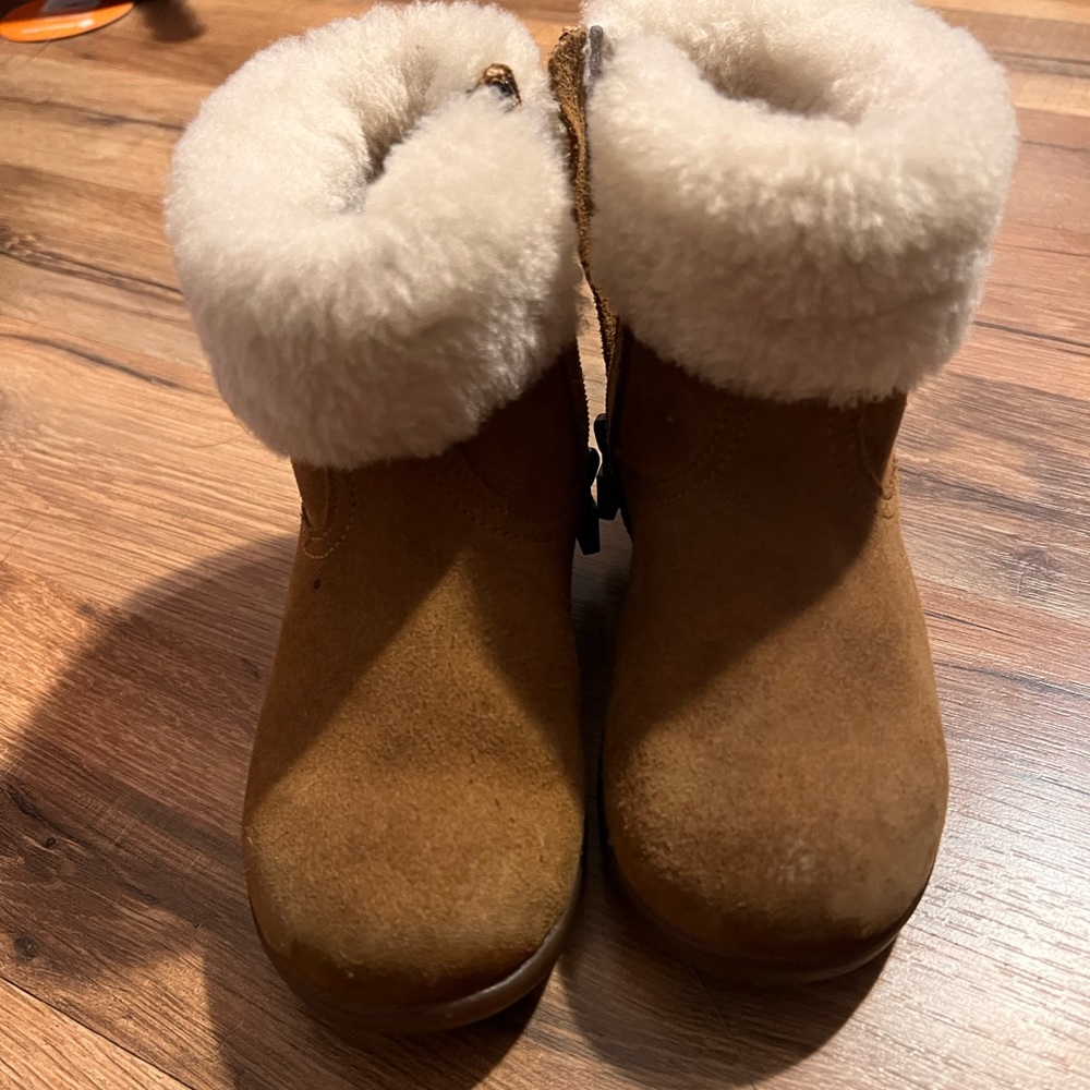 Ugg size 9.5 tan
